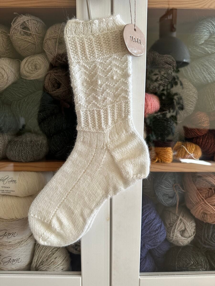 Smedsmora-Sockan-design-maja-skapar-maja-larsson-stickmönster-stickdesign
